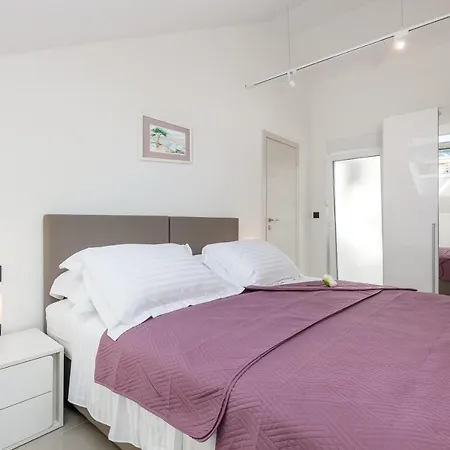 Marando - One Bedroom With Balcony And City View Apartment *